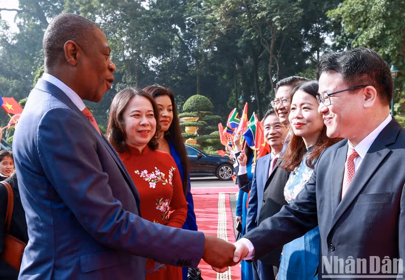 Vice President Vo Thi Anh Xuan introduces members of the Vietnamese delegation to her South African counterpart.