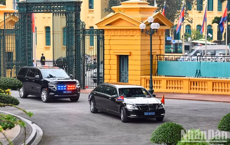 The motorcade carrying Cambodian Prime Minister Hun Manet to the Presidential Palace.