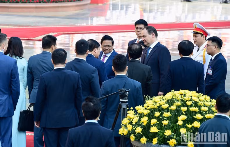 Prime Minister Pham Minh Chinh introduces members of the Vietnamese delegation to Belarusian Prime Minister Roman Golovchenko.