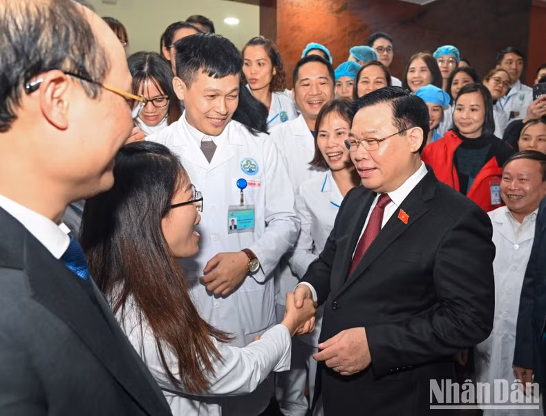 National Assembly Chairman Vuong Dinh Hue talks with doctors and nurses of Dinh Hoa General Hospital. National Assembly Chairman Vuong Dinh Hue talks with doctors and nurses of Dinh Hoa General Hospital.