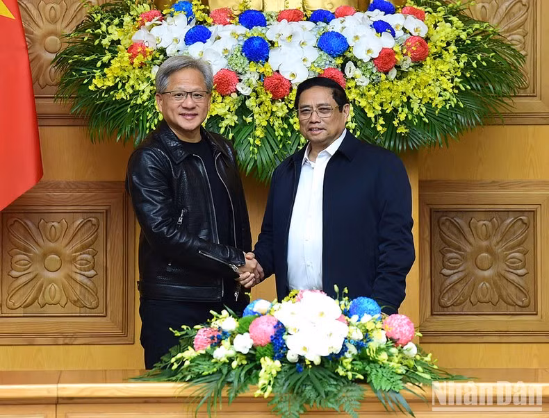 Prime Minister Pham Minh Chinh shakes hands with Nvidia President and CEO Jensen Huang.