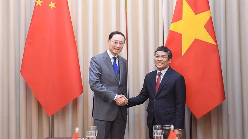 Permanent Deputy Minister of Foreign Affairs Nguyen Minh Vu (R) welcomes Chinese Vice Foreign Minister Sun Weidong. (Photo: Ministry of Foreign Affairs) 