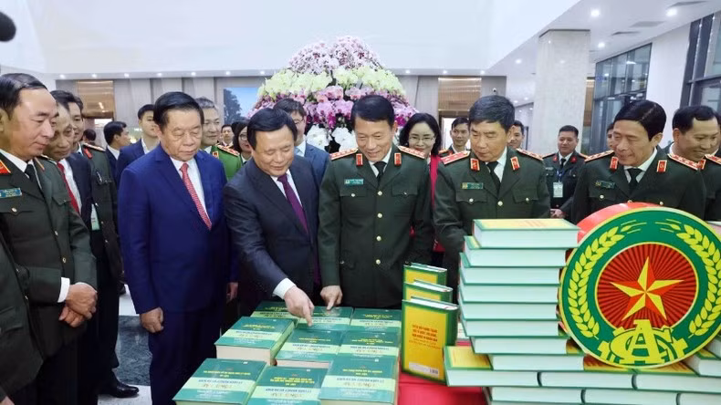 Delegates visit the exhibition of the book.
