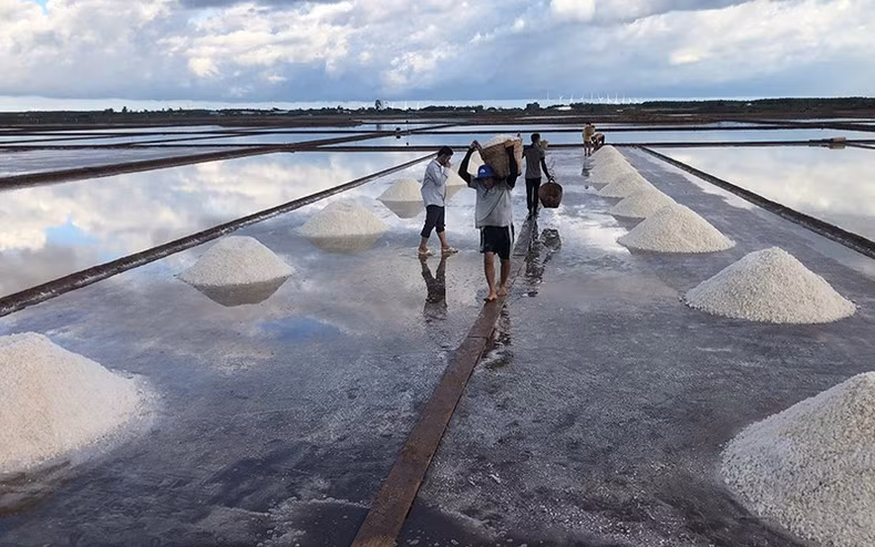 Making salt is a laborious job. (Photo: Thanh Cuong)