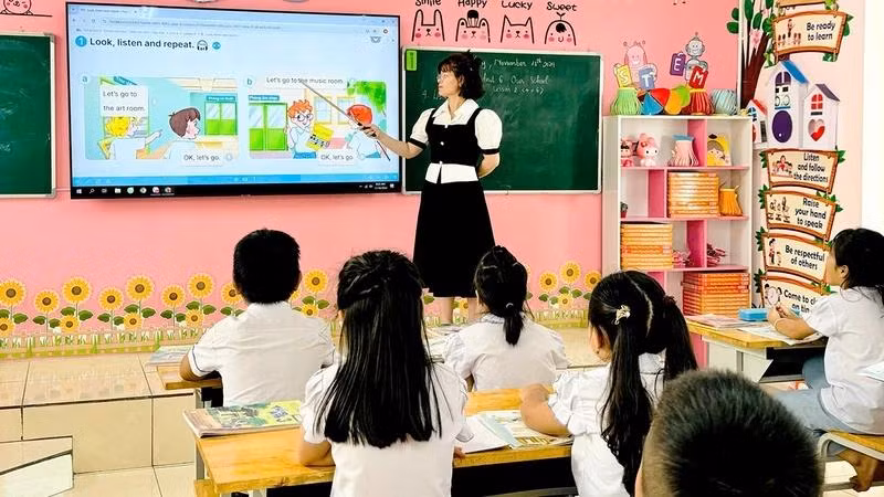 An English class at Chau Son Primary School in Ba Vi District on the outskirts of Hanoi.