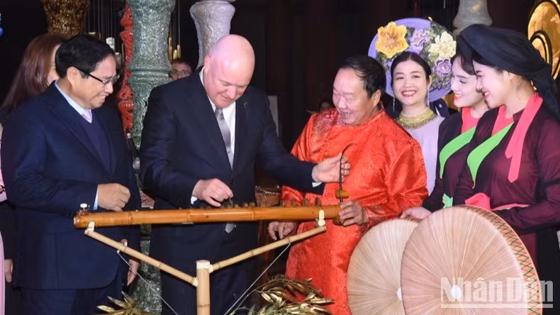 Prime Minister Pham Minh Chinh and his New Zealand counterpart Christopher Luxon enjoy art performances. (Photo: NDO)