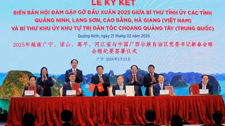 Twenty-nine Memoranda of Understanding are inked between Vietnamese and Chinese localities on February 21, strengthening cooperation across various sectors. (Photo: NDO)