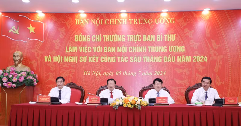 Politburo member and standing member of the Party Central Committee’s Secretariat Luong Cuong (second from right) and officials of the Party Central Committee’s Commission for Internal Affairs chair the conference on July 7. (Photo: VNA)
