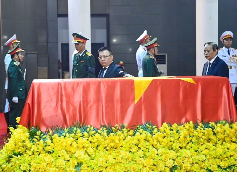 The Nhan Dan delegation walks around the coffin of General Secretary Nguyen Phu Trong. The Nhan Dan delegation walks around the coffin of General Secretary Nguyen Phu Trong.
