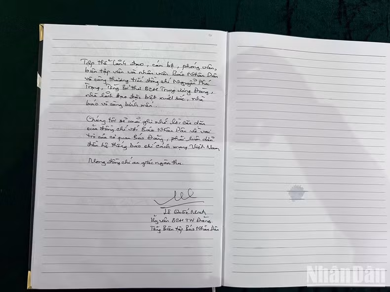 The words in the condolence book read “Nhan Dan Newspaper’s leaders, officials, reporters, editors, and staff deeply mourn General Secretary Nguyen Phu Trong, an outstanding leader and a respected journalist. We will always remember your words on the role of the Party newspaper, that it must always take the lead in Vietnam’s revolutionary press.” The words in the condolence book read “Nhan Dan Newspaper’s leaders, officials, reporters, editors, and staff deeply mourn General Secretary Nguyen Phu Trong, an outstanding leader and a respected journalist. We will always remember your words on the role of the Party newspaper, that it must always take the lead in Vietnam’s revolutionary press.”