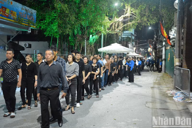 A long line of people waiting to pay respects to General Secretary Nguyen Phu Trong in Lai Da Village.