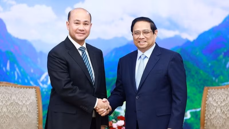 Prime Minister Pham Minh Chinh (right) and Hun Many, who is a member of the Cambodian People’s Party (CPP) Standing Committee, Secretary-General of the CPP Central Committee’s Mass Movement Commission, Deputy PM, Minister of Civil Service of Cambodia (Photo: VNA)