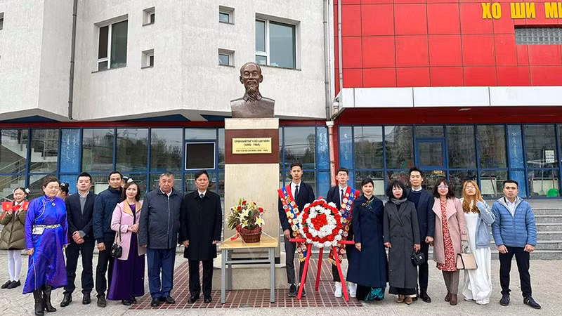 Flowers are offered to President Ho Chi Minh on the 133rd birth anniversary of the late leader.