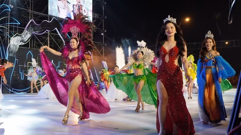 Beauties immerse themselves in the vibrant atmosphere of the Ha Long Carnival. Beauties immerse themselves in the vibrant atmosphere of the Ha Long Carnival.