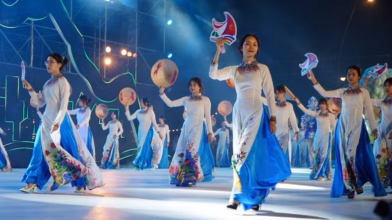 Charming ao dai on display at the carnival. Charming ao dai on display at the carnival.