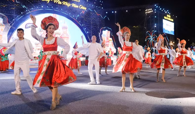 Lively dances courtesy of the performers from Russia. Lively dances courtesy of the performers from Russia.