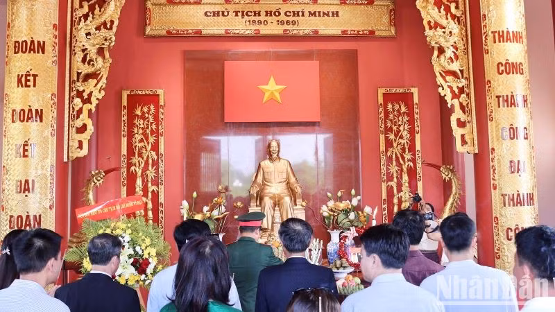 Delegates pay tribute to President Ho Chi Minh in Laos. Delegates pay tribute to President Ho Chi Minh in Laos.
