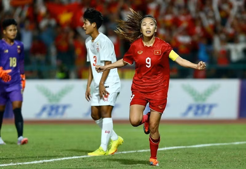 Vietnam’s forward Huynh Nhu celebrates scoring their first goal during the SEA Games gold medal match against Myanmar in Cambodia on Monday evening. (Photo: Zing.vn)