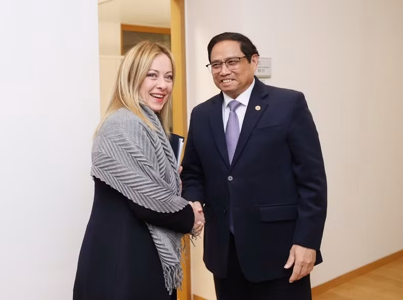 Prime Minister Pham Minh Chinh meets with Italian Prime Minister Giorgia Meloni. (Photo: VNA)