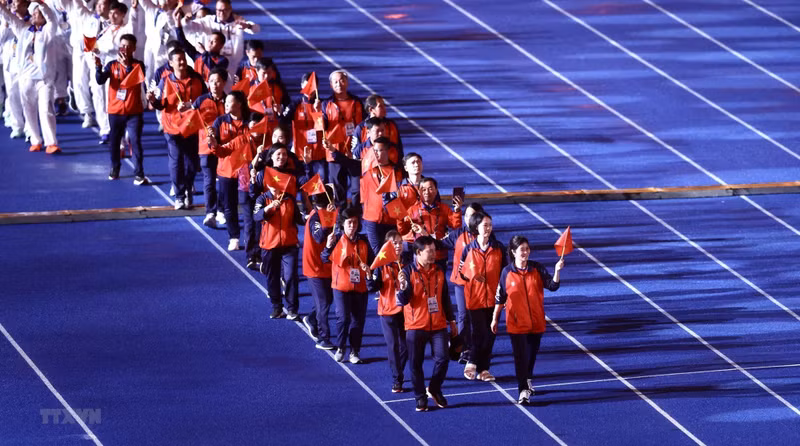 The Vietnamese delegation at the closing ceremony of the 32nd SEA Games. The Vietnamese delegation at the closing ceremony of the 32nd SEA Games.