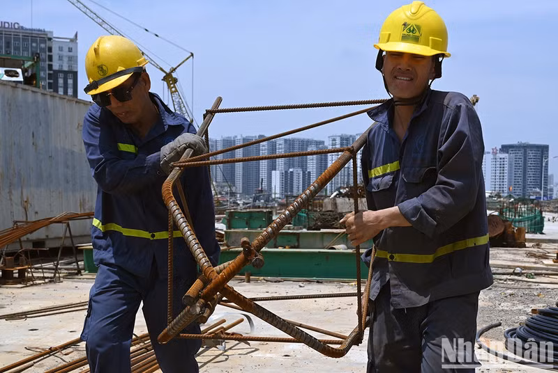 Under the blazing sun with temperatures above 40 degrees Celsius, hundreds of workers and machines are busy on the construction site to maintain the progress of the project.