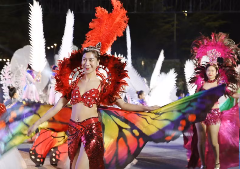 Artists perform electrifying samba dances with great enthusiasm evident. Artists perform electrifying samba dances with great enthusiasm evident.
