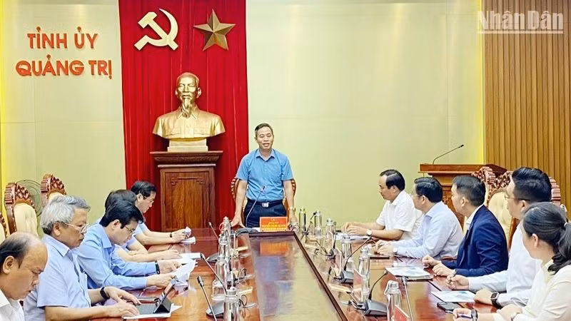 The working session between Quang Tri leaders and investors of Quang Tri Industrial Park.