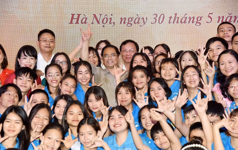 Prime Minister Pham Minh Chinh and students of the centre for integration education development under the National College for Education. (Photo: VNA)
