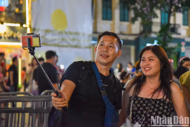 Two tourists take a selfie to save a memory of their holiday.
