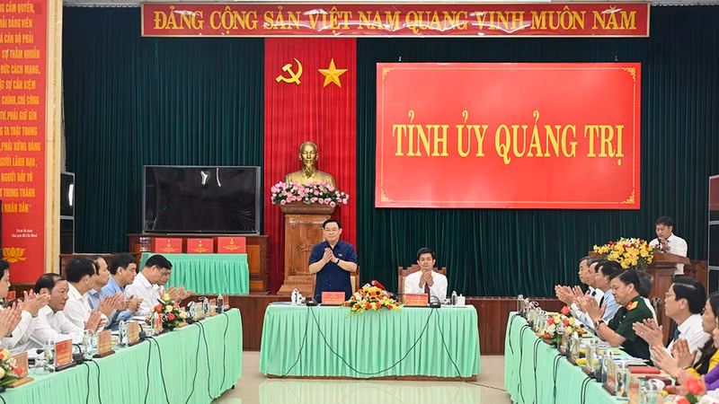NA Chairman Vuong Dinh Hue speaks at the event (Photo: Duy Linh)