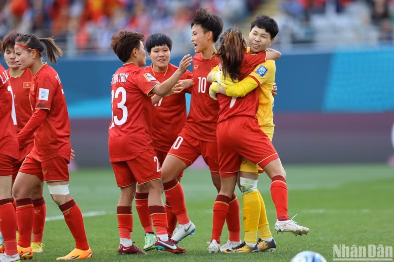 Goalkeeper Kim Thanh celebrates with her teammates after a save. Goalkeeper Kim Thanh celebrates with her teammates after a save.