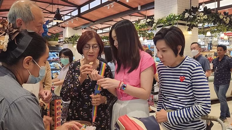 Thai consumers taste Vietnamese lychees.