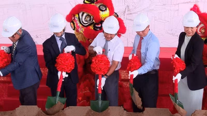 The ground-breaking ceremony for the Long Thanh High-tech Industrial Park.