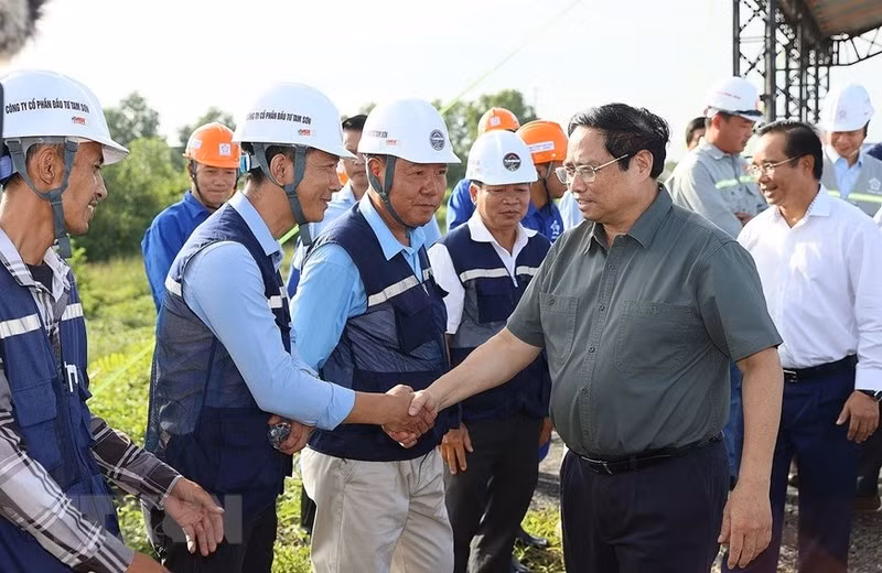PM Pham Minh Chinh interacts with engineers and workers at the construction site.