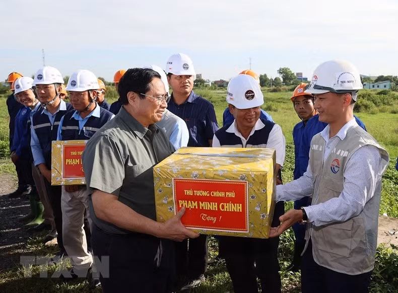PM Pham Minh Chinh presents gifts to workers working on the section of Ho Chi Minh City’s third ring road in Long An Province.