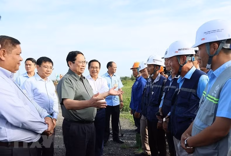 PM Pham Minh Chinh inspects the construction progress of the ring road.
