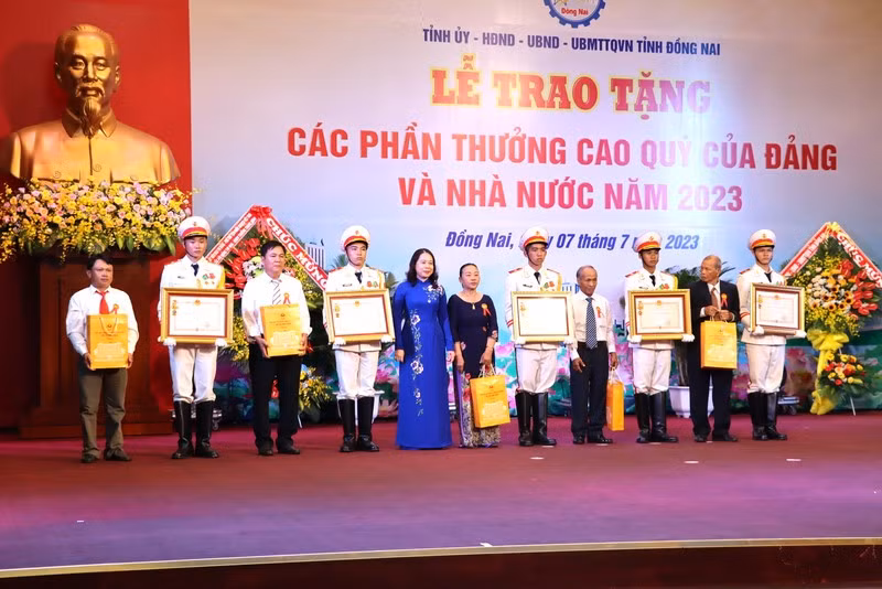 Vice President presents the Independence Order to five families in Dong Nai Province.