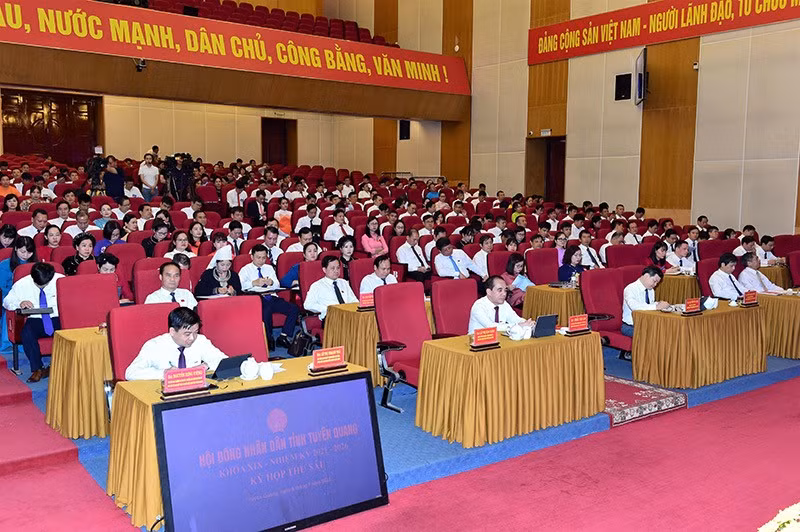 The meeting of the Tuyen Quang People's Council.
