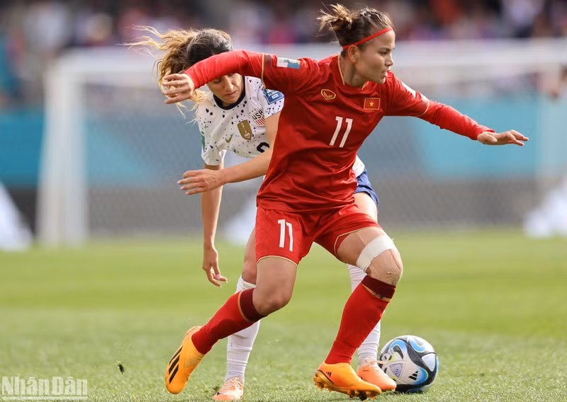 The Vietnamese team (red shirt) play resiliently in their World Cup opening match against the US team. (Photo: NDO/Duc Dong) 