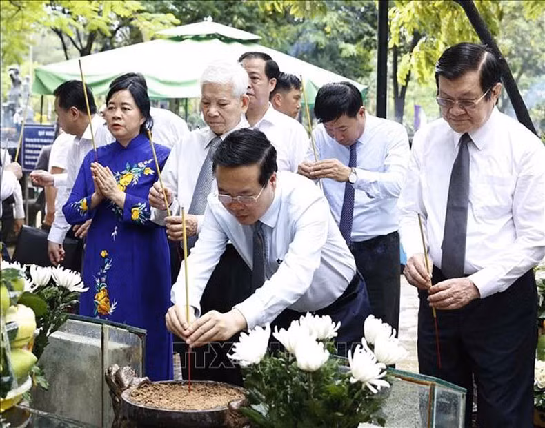 President Vo Van Thuong offers incense to heroes and martyrs. (Photo: VNA)