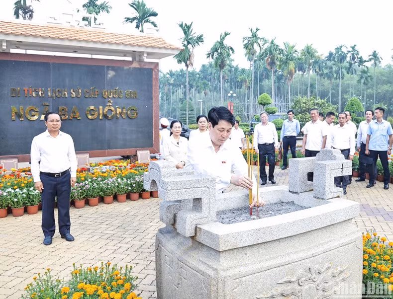 President Luong Cuong offers incense and flowers at the Ba Giong T-junction Special National Site.