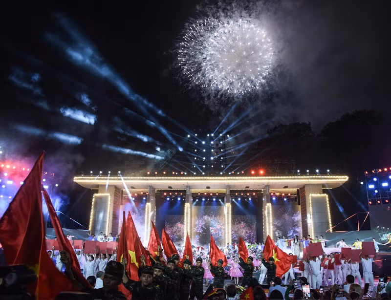 The fireworks display wraps up the “Echoes of Triumph” programme in commemoration of the 50th anniversary of national reunification. The fireworks display wraps up the “Echoes of Triumph” programme in commemoration of the 50th anniversary of national reunification.