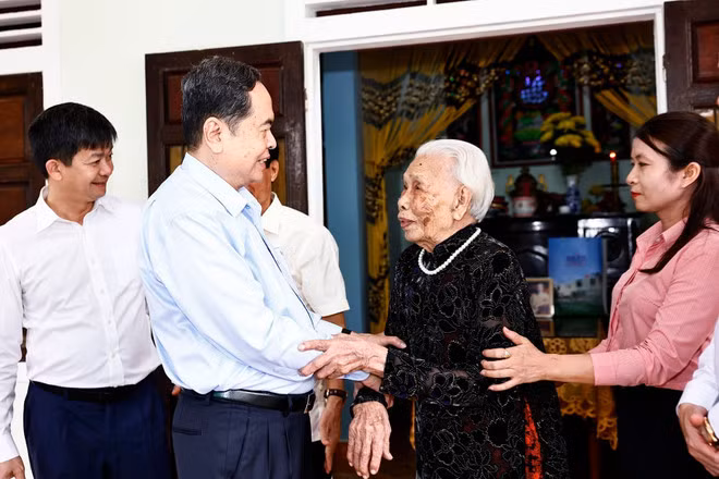 NA Chairman Tran Thanh Man and heroic mother Dao Thi Vui, aged 102, in Hai Thuong commune, Hai Lang district, Quang Trị province. (Photo: VNA)