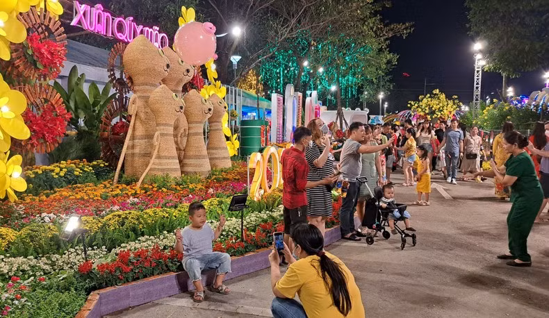 People pose for photos at the Binh Duong Flower Festival.