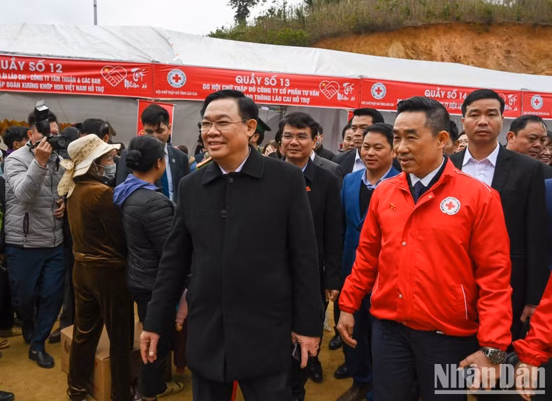 National Assembly Chairman Vuong Dinh Hue arrives at the event venue in Trinh Tuong Commune, Bat Xat District.