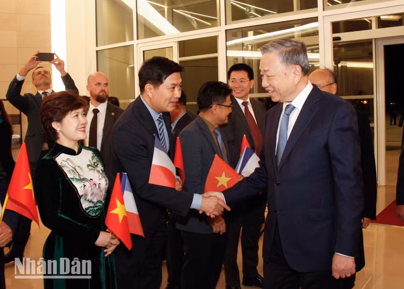 The staff of the Vietnamese Embassy and representative agencies welcome General Secretary and President To Lam at Orly Airport.