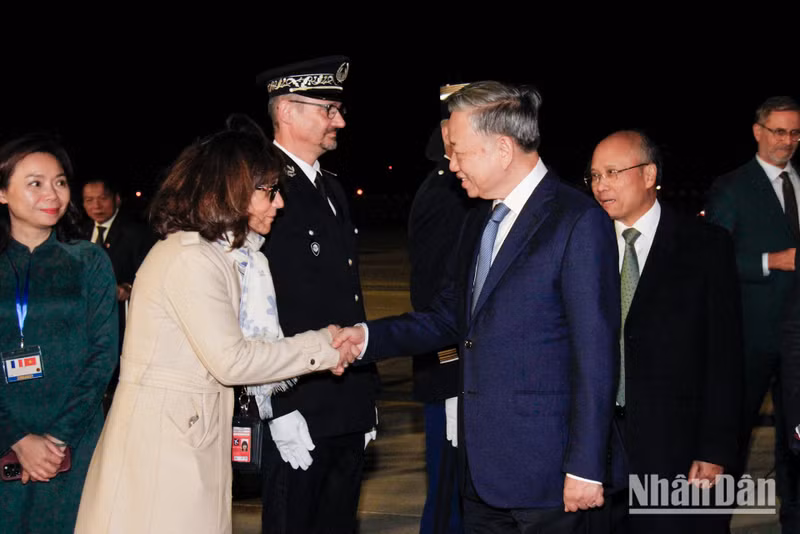 French officials welcome General Secretary and President To Lam at Orly Airport.