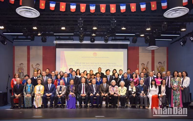 General Secretary and President To Lam and the Vietnamese community in France. General Secretary and President To Lam and the Vietnamese community in France.