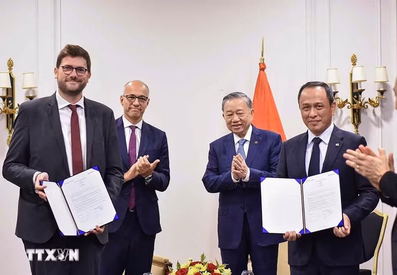 Party General Secretary and President To Lam witnesses the signing of a cooperation document between Safran and Vietjet. (Photo: VNA)