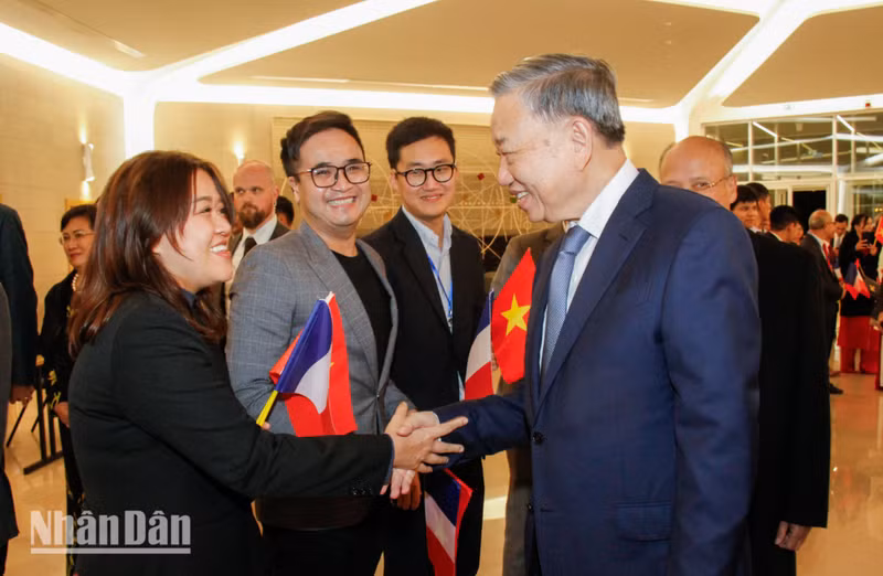 The Vietnamese community in France welcomes General Secretary and President To Lam at Orly Airport.